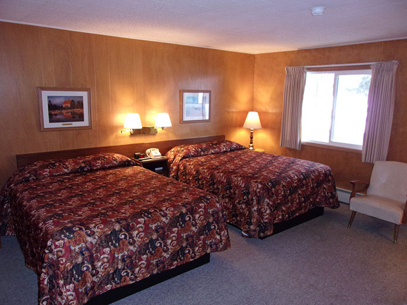 extra large guest room with 2 queen size beds