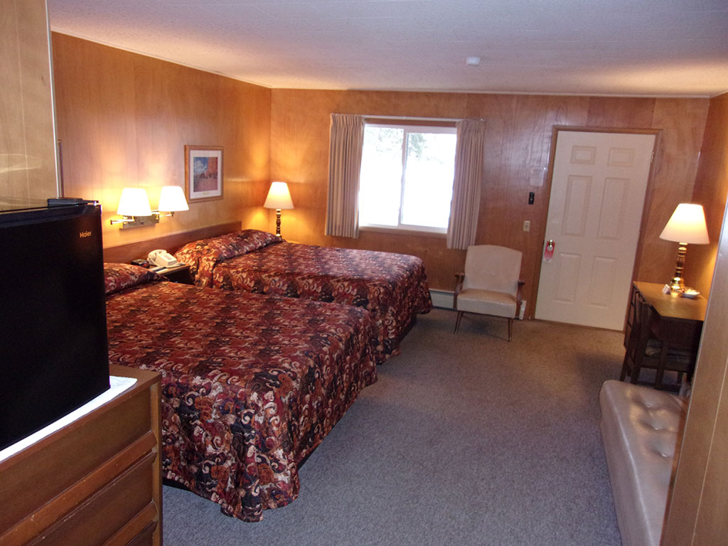 extra large guest room with 2 queen size beds